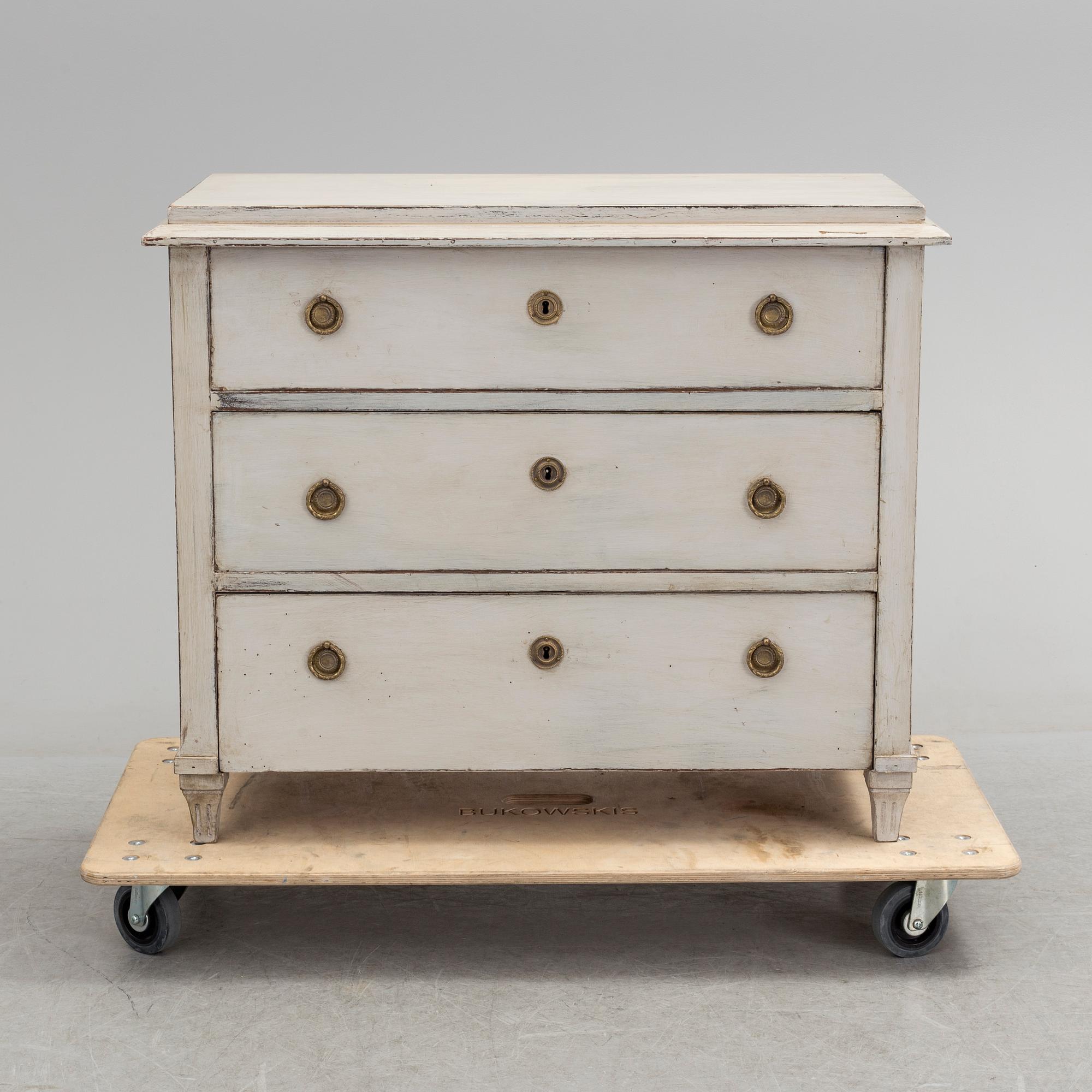 A mid 19th century chest of drawers.