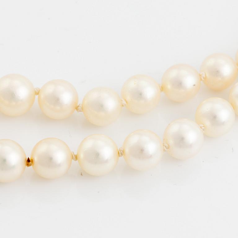 18K gold and cultured pearl necklace.