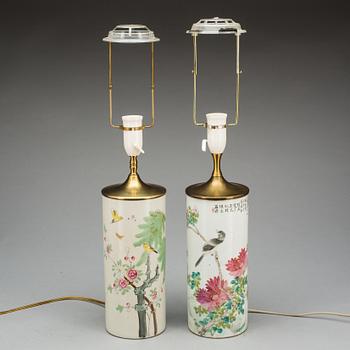 PERUKVASER/BORDSLAMPOR, 2 st. Porslin, Kina. 1800-1900-tal.