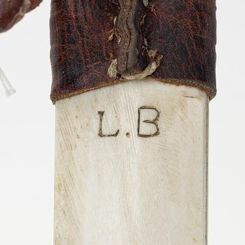 Knivar 4 st, oidentifierade slöjdare, samt en kåsa av Bengt Olav Unga.