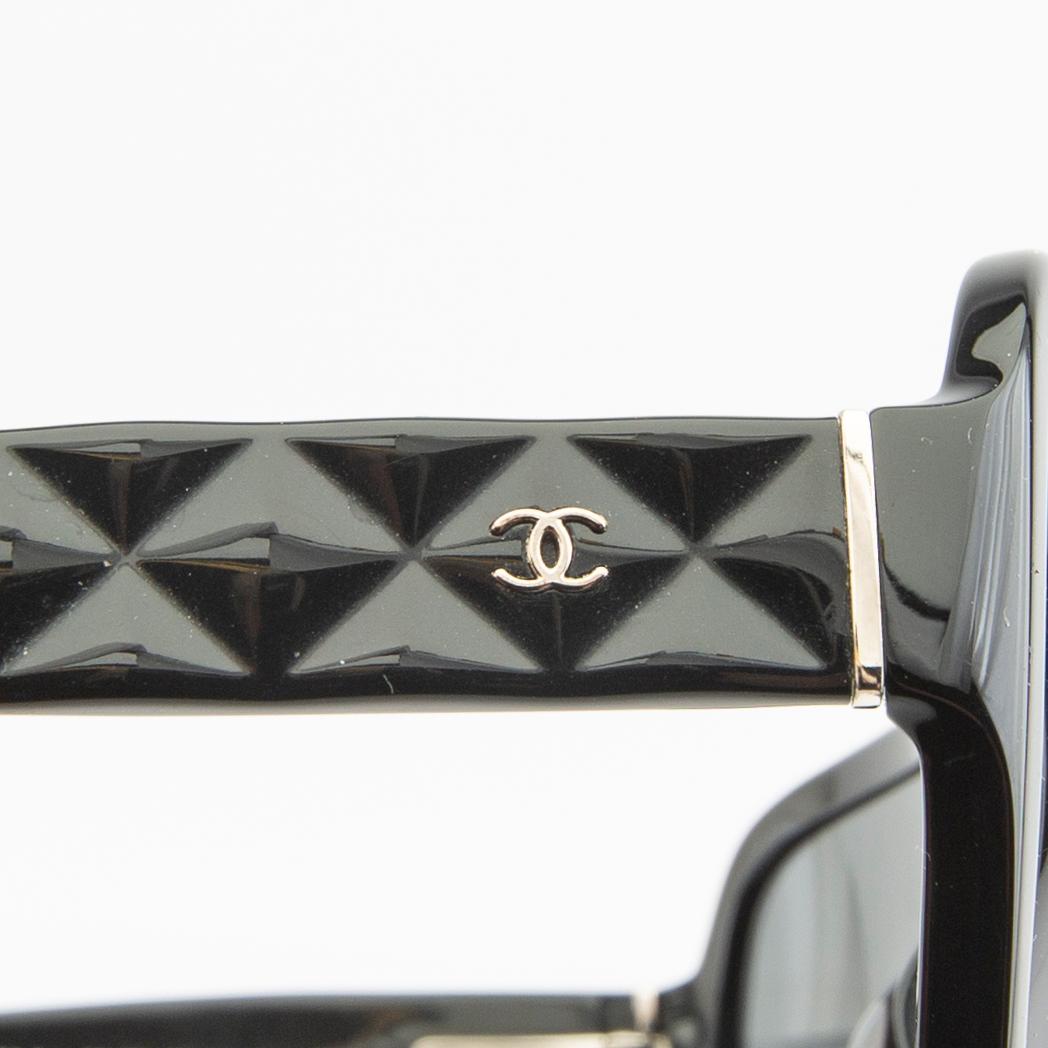 Chanel, solglasögon med fodral.