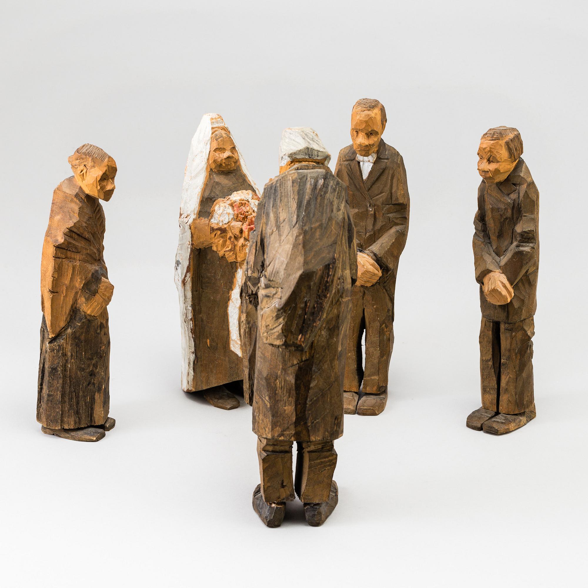 AXEL PETERSSON DÖDERHULTARN, Skulpturgrupp, "Bröllop", bestående av 5 figurer, snidad och delvis bemålat trä.