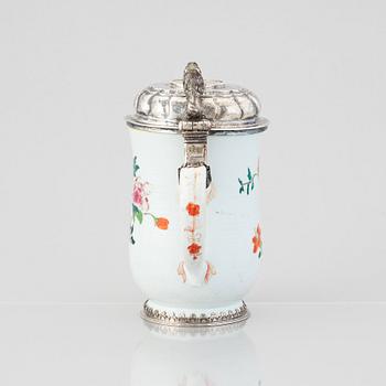 Kanna med lock, famille rose, med silvermontering av Nils Gram d ä, Köpenhamn 1756.