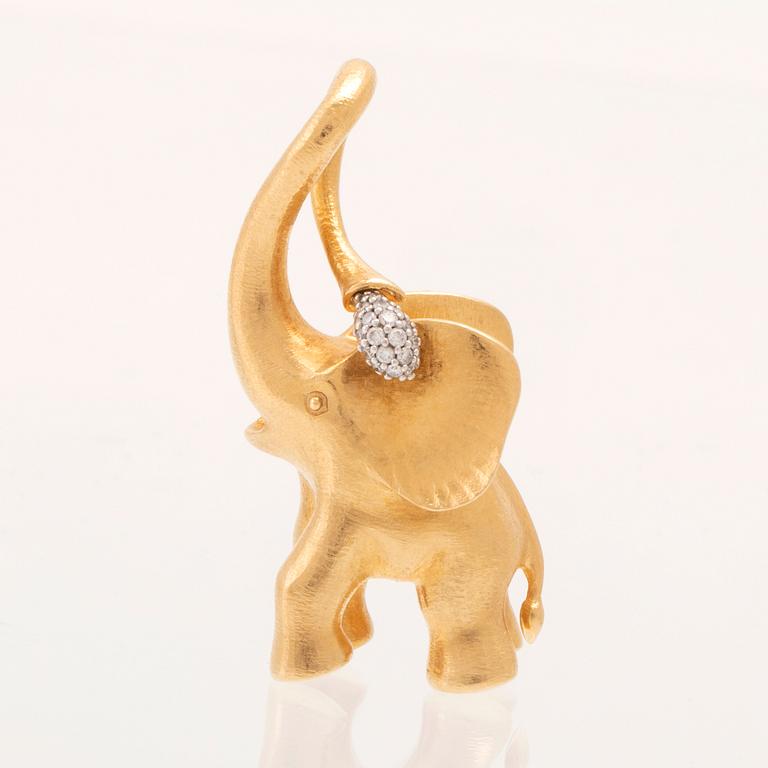 Ole Lynggaard, "Elephant pendant large" in 18K gold with round brilliant-cut diamonds.