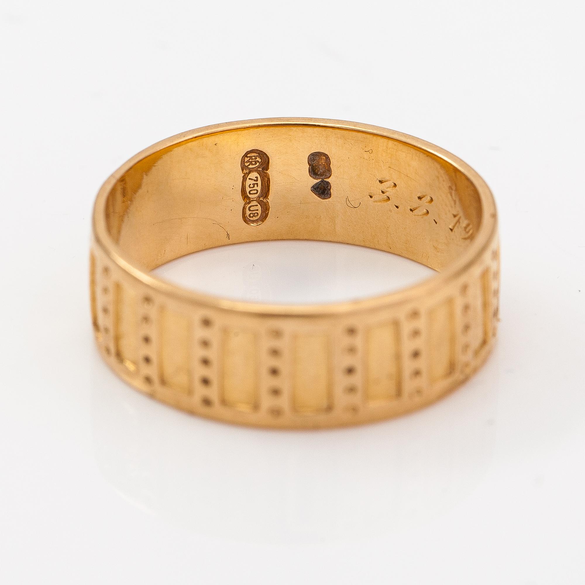 An 18K gold ring "Metsäpirtti". Kalevala Koru, Helsinki 1997.