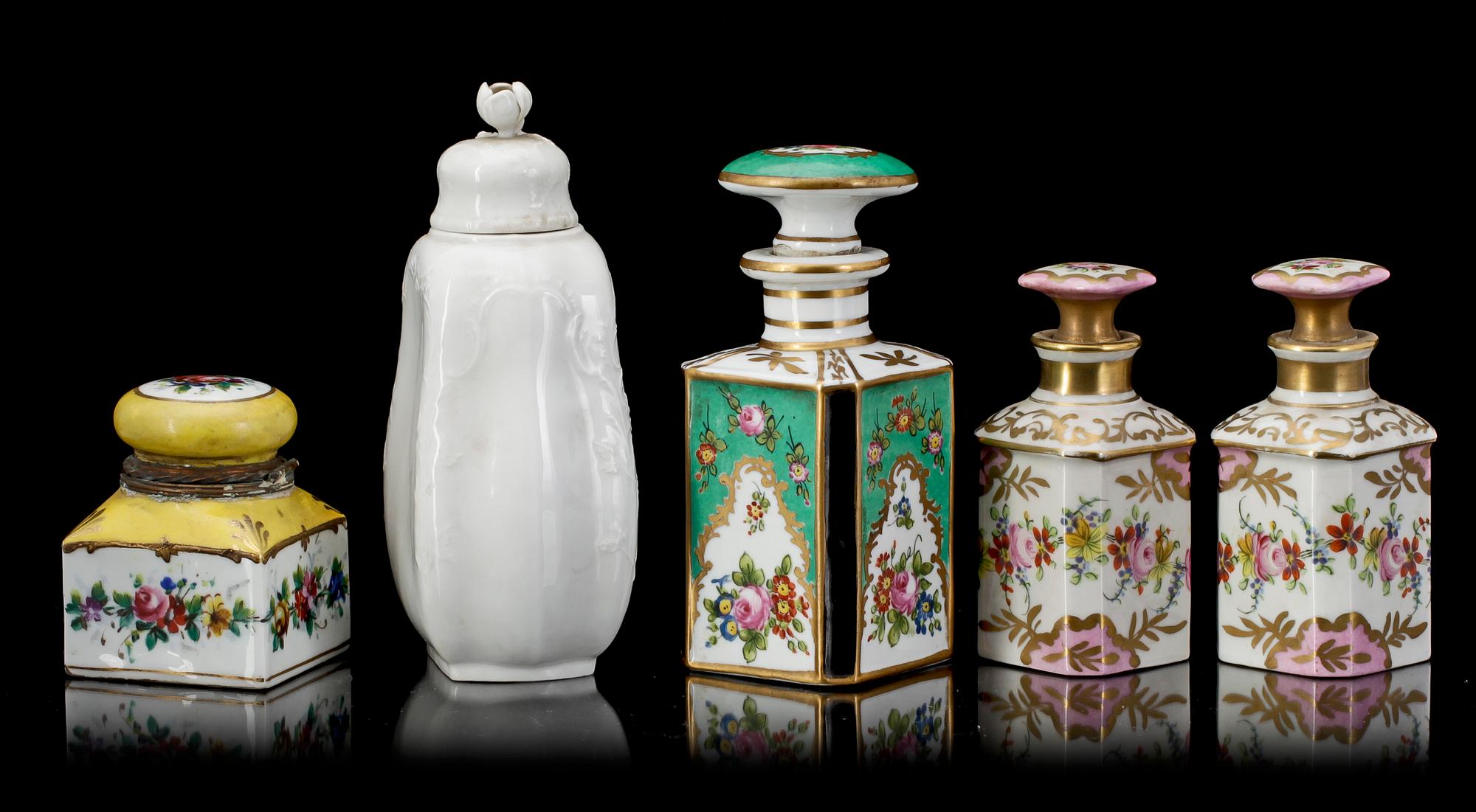 PARTI PORSLIN, 5 delar, bl.a. Berlin samt Sevresliknande märkning, 1800/1900-tal.