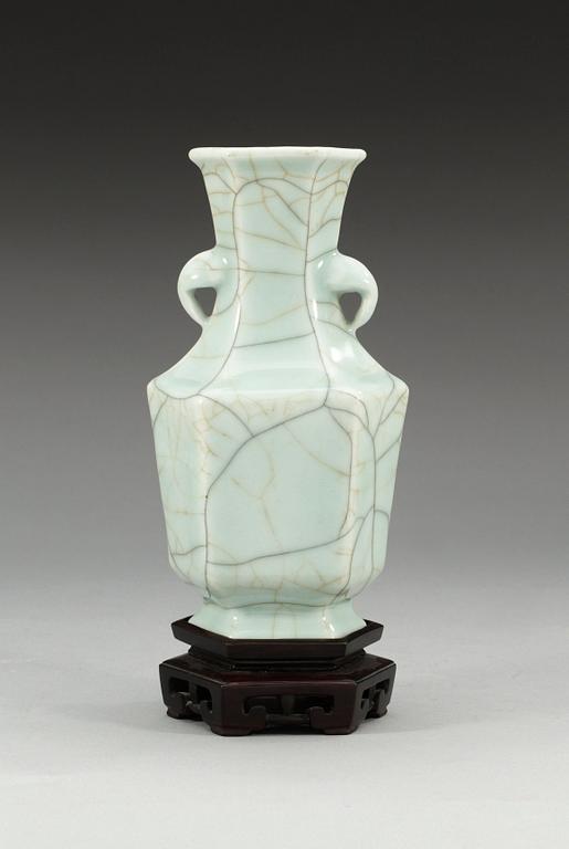 A Guan type vase, Qing dynasty, Qianlong (1736-95).
