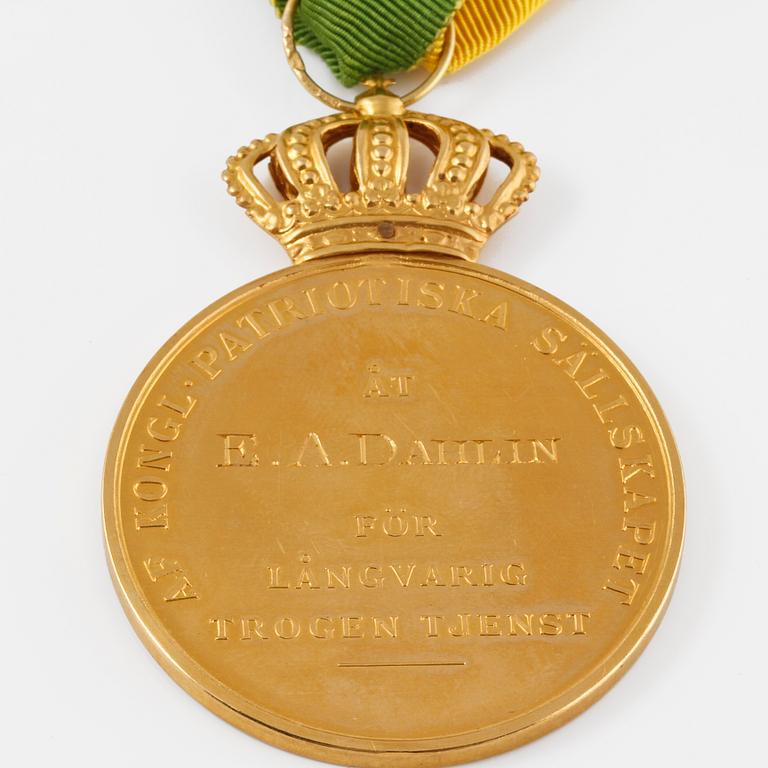 MEDALJ, 18 k guld, Kungliga Patriotiska Sällskapet, 1947, vikt ca 45 gram.