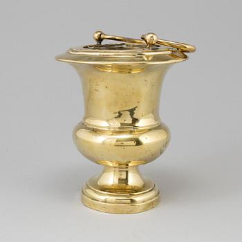 AN EARLY 19TH CENTURY BRASS CONTAINER.