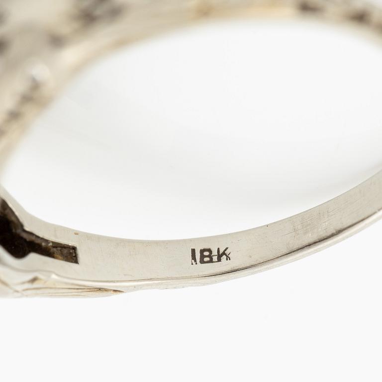 Ring, 18K vitguld med gammalslipad diamant och blå stenar.