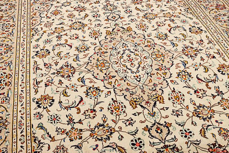 A Keshan carpet, c. 295 x 197 cm.