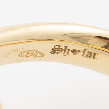 Ring in 18K gold set with a cabochon-cut sapphire and brilliant-cut diamonds.