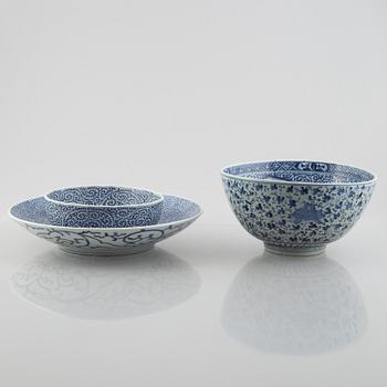 Two Japanese bowls and a large dish, Meiji period (1868-1912).