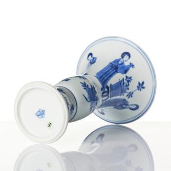 Two blue and white 'lange lisen' vases and a ewer, Qing dynasty, Kangxi (1662-1722).