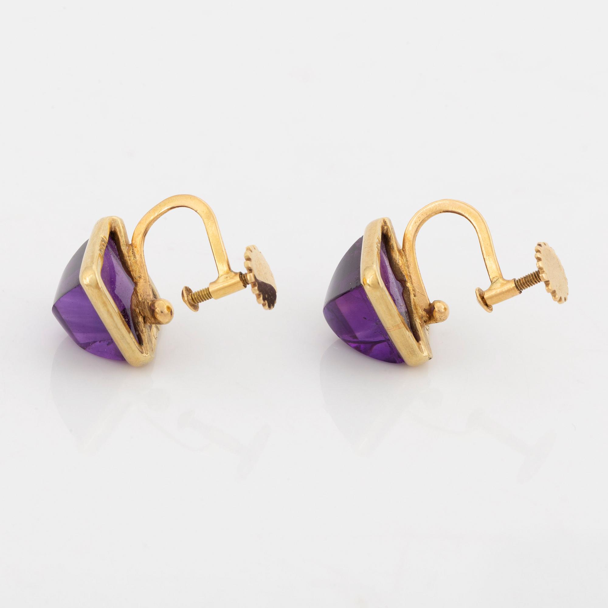 Brooch and earrings with cabochon cut amethysts.