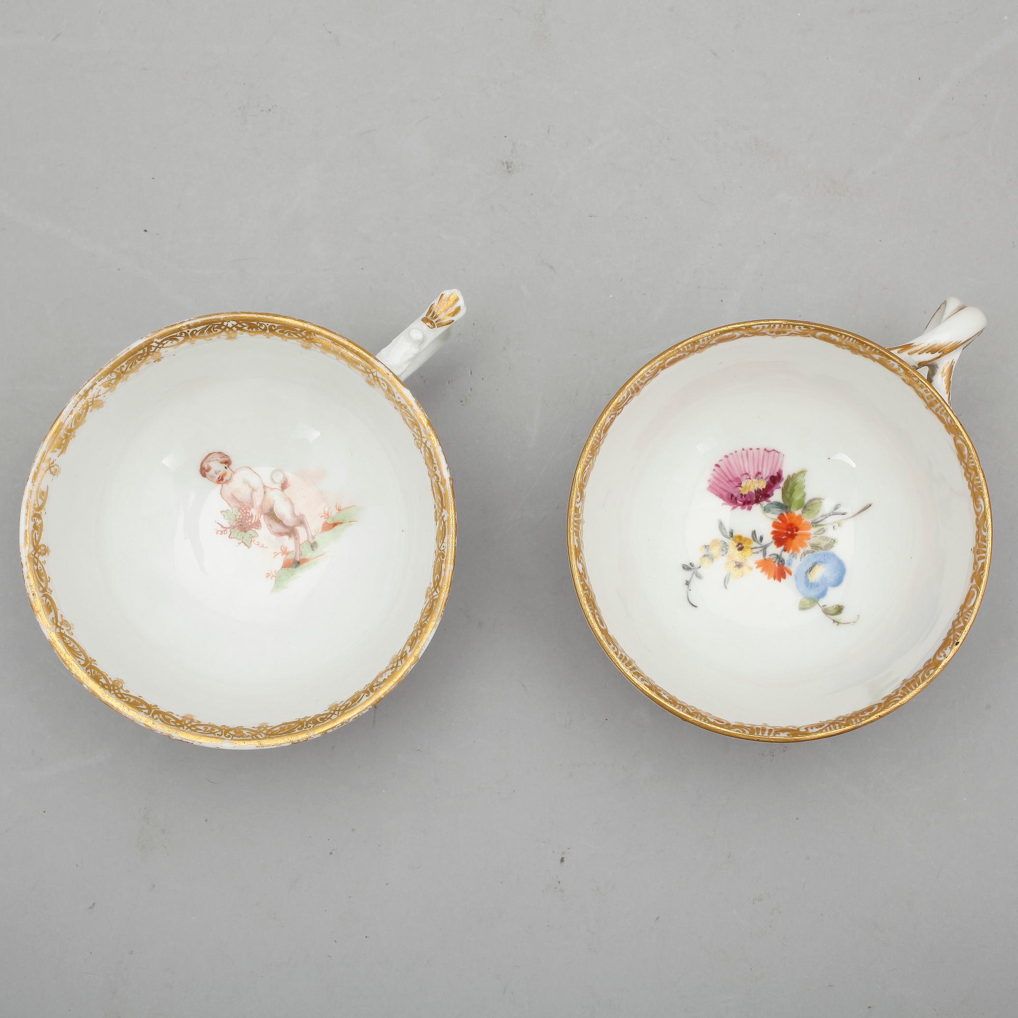 KAFFEKOPP MED FAT, 2 st. Porslin, Meissen samt Meissenliknande märke. Omkring år 1900.