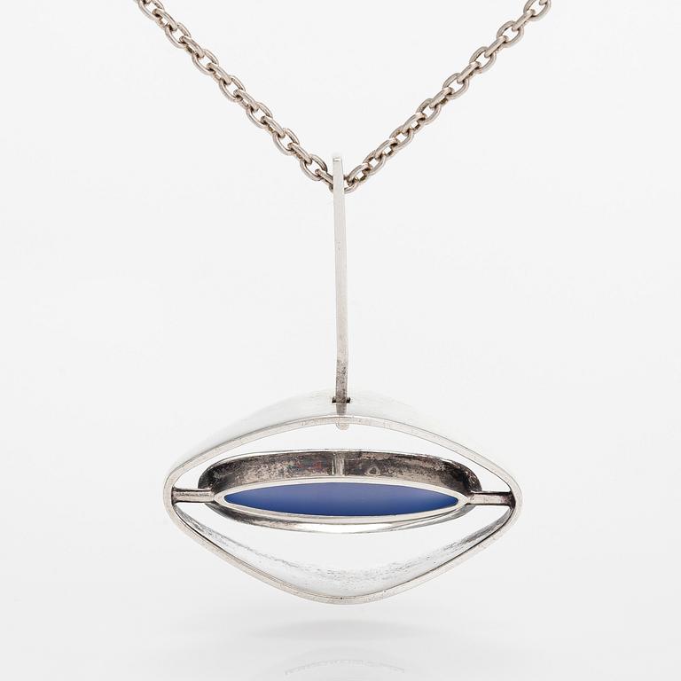 Elis Kauppi, hänge, silver och blå sten. Kupittaan Kulta, Åbo 1961. Med kedja i sterlingsliver.