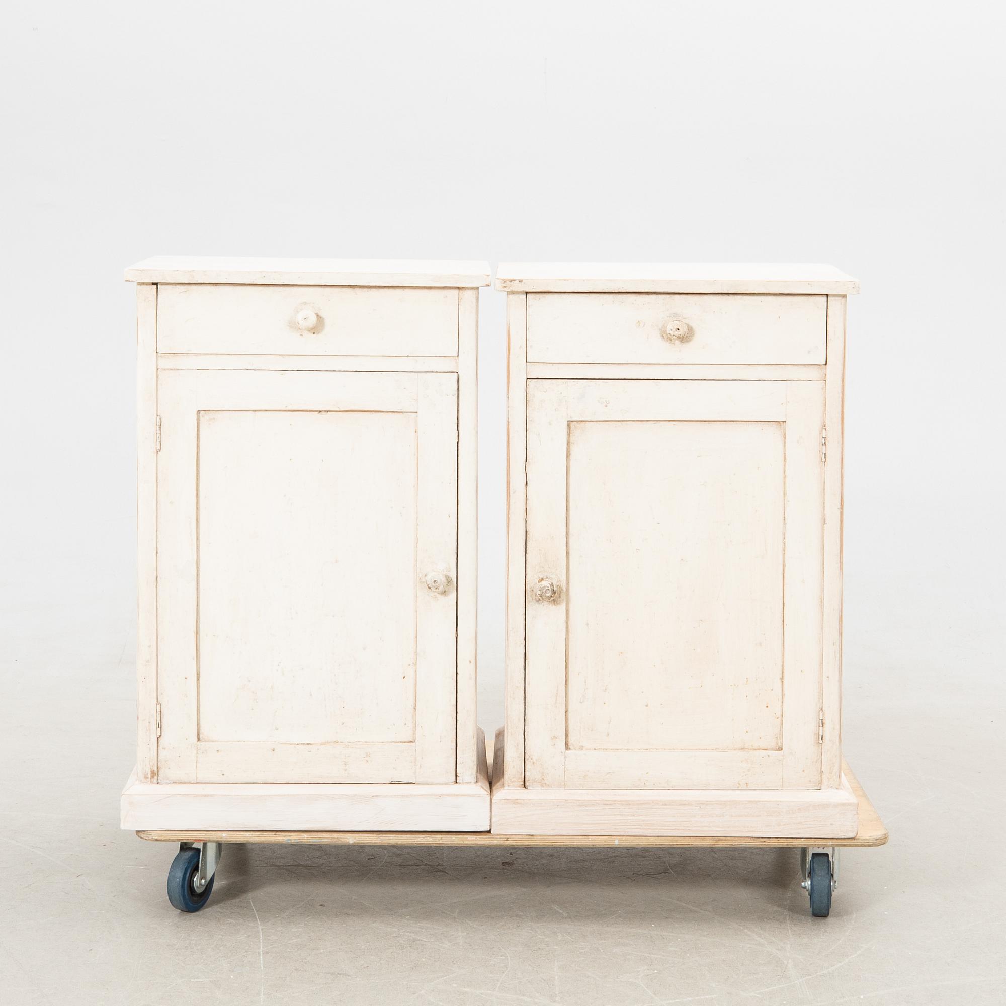 Sängbord/skåp, ett par, 1900-talets första hälft.