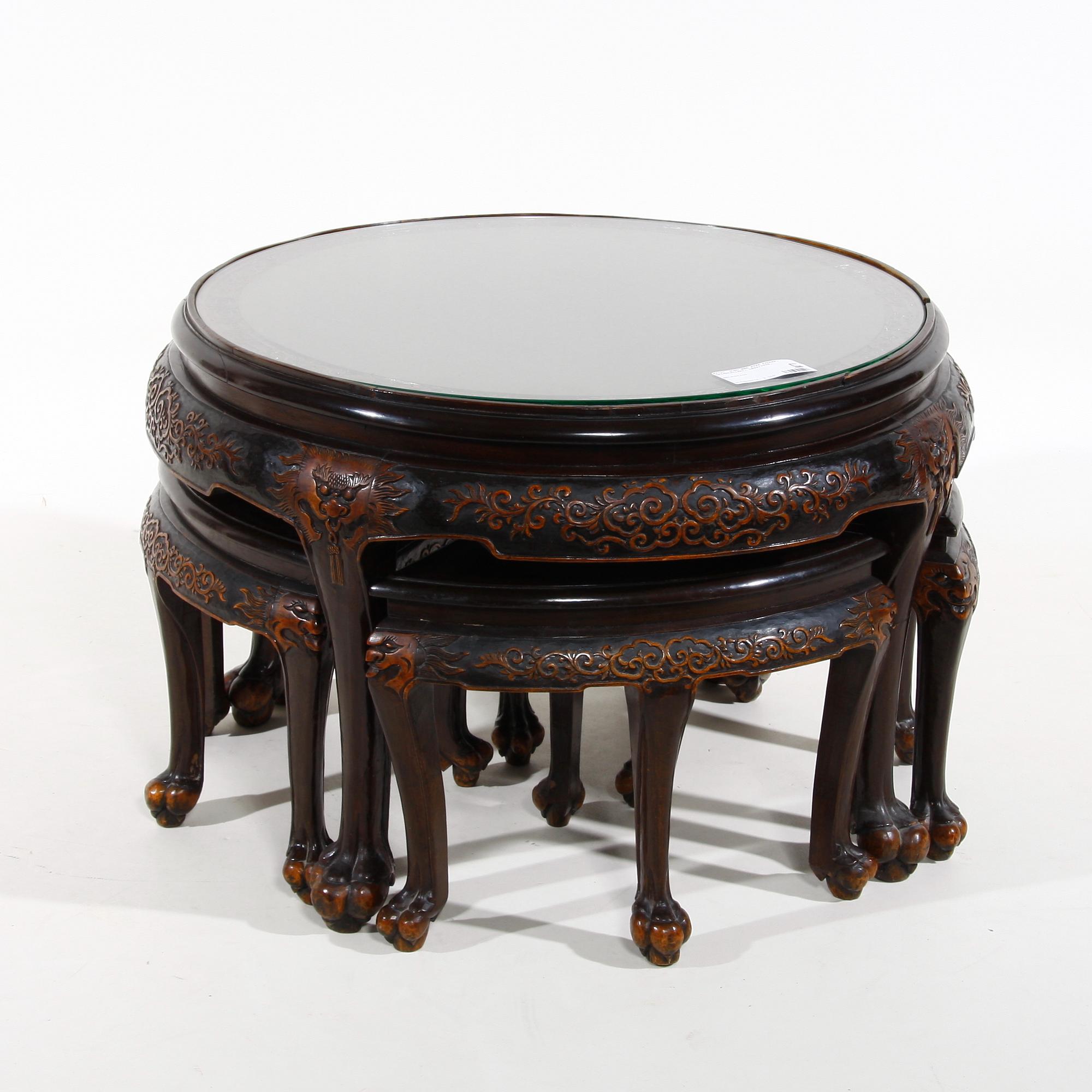 BORD MED FYRA PALLAR, orientaliskt, 1800/1900.