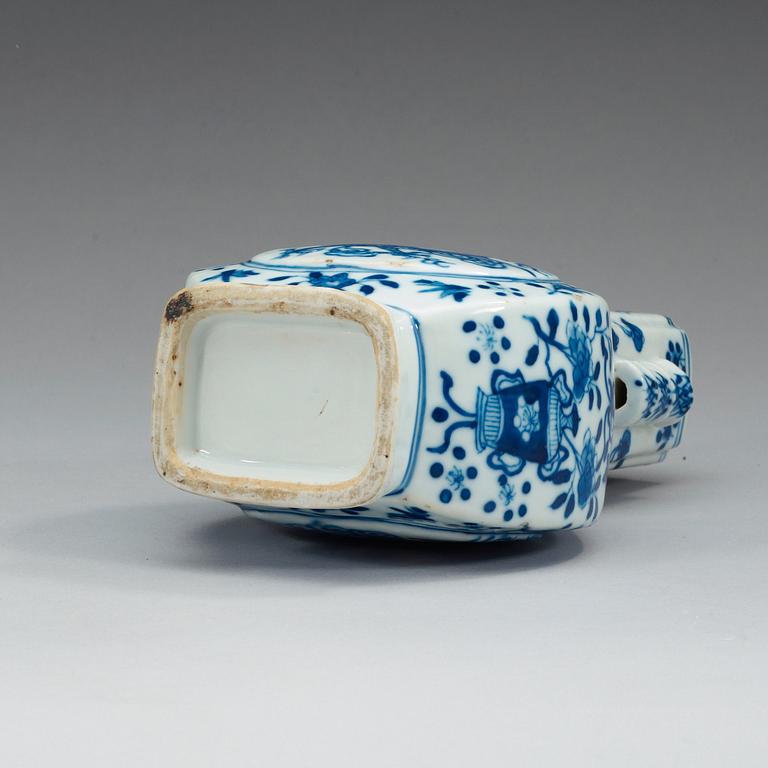 A blue and white vase, late Qing dynasty.