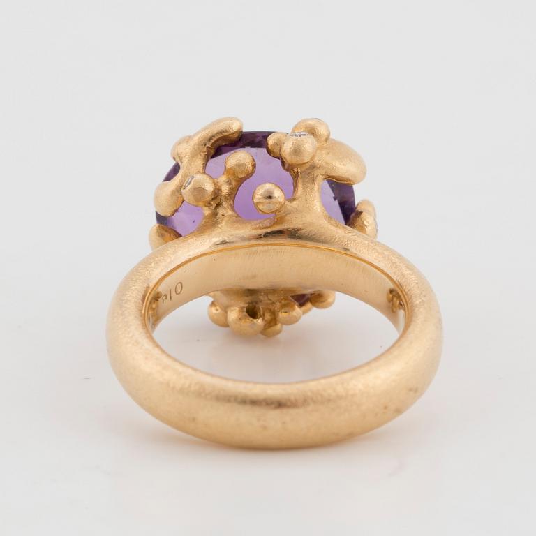 OLE LYNGGAARD, 'Flower basket' ring, med ametist.