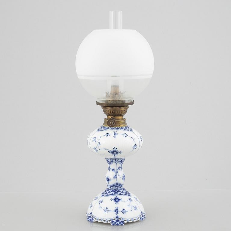 Fotogenlampa, porslin, Royal Copenhagen, "Musselmalet helblond", modell 426, 1898-1923.