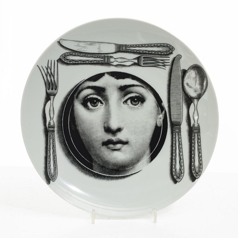 Piero Fornasetti, tallrikar, 2 st, porslin, "Tema e Variazioni", Milano, Italien.