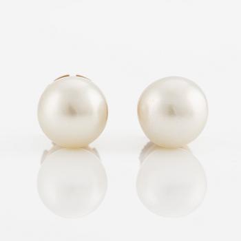 Earrings, 18K gold with cultured pearls.