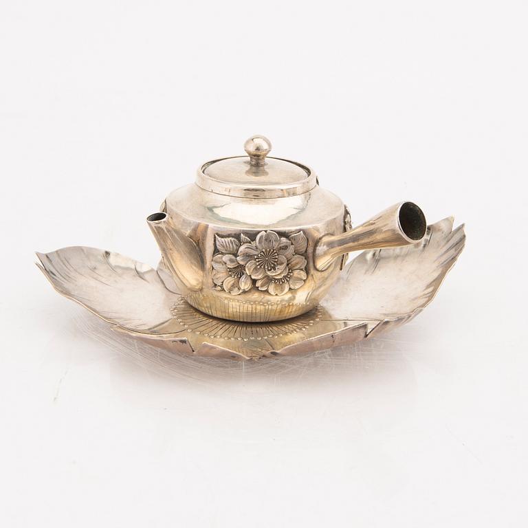 An early 20th century set of six different Japanese silver objects total weight 622 grams.