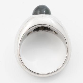 Ring, 18K white gold, set with brilliant-cut diamonds and a cabochon-cut sapphire.