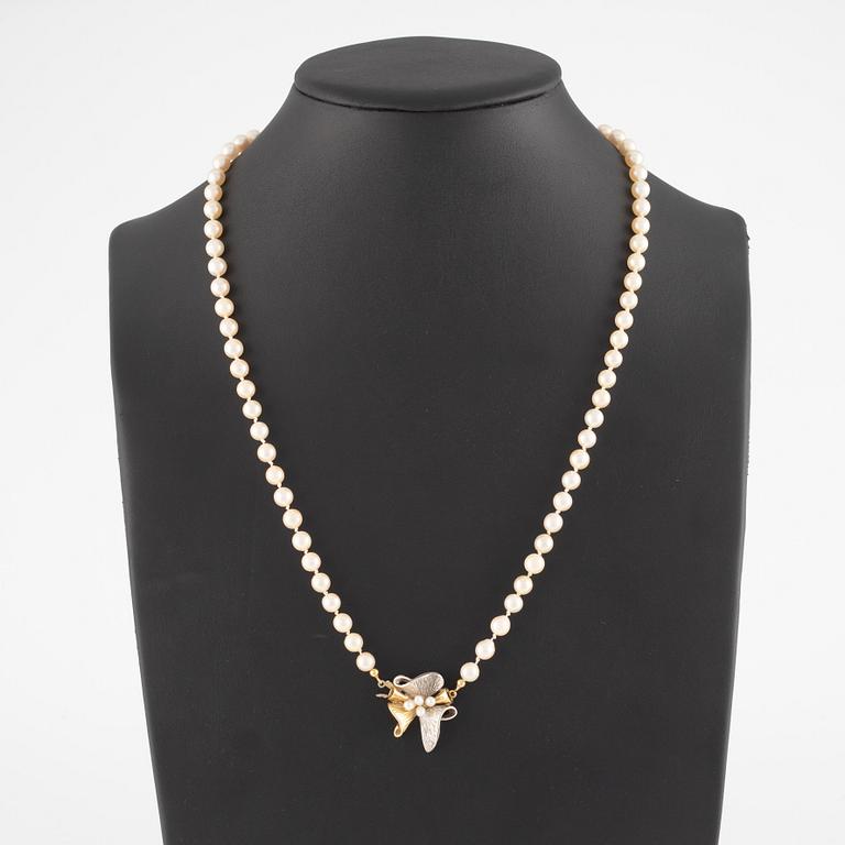 Necklace with cultured Akoya pearls, clasp in 14K gold with pearls.