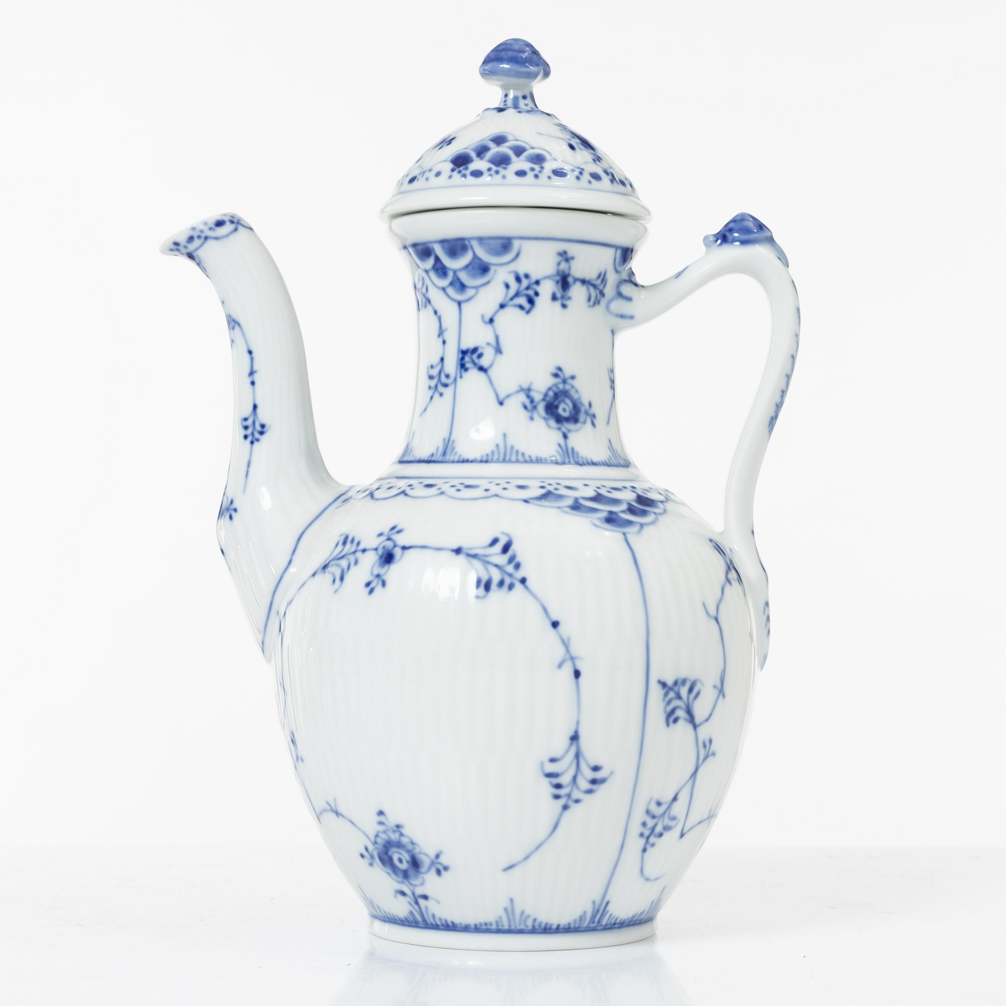 Royal Copenhagen 9 service pieces.