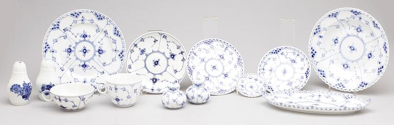 SERVIS, 57 delar, porslin, 'musselmalet', främst 'helblond', Royal Copenhagen, Danmark. 1900-talets andra hälft.