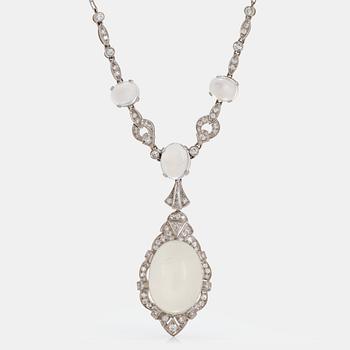 1094. Collier platina med cabochonslipad månsten samt gammal- och åttkantslipade diamanter.