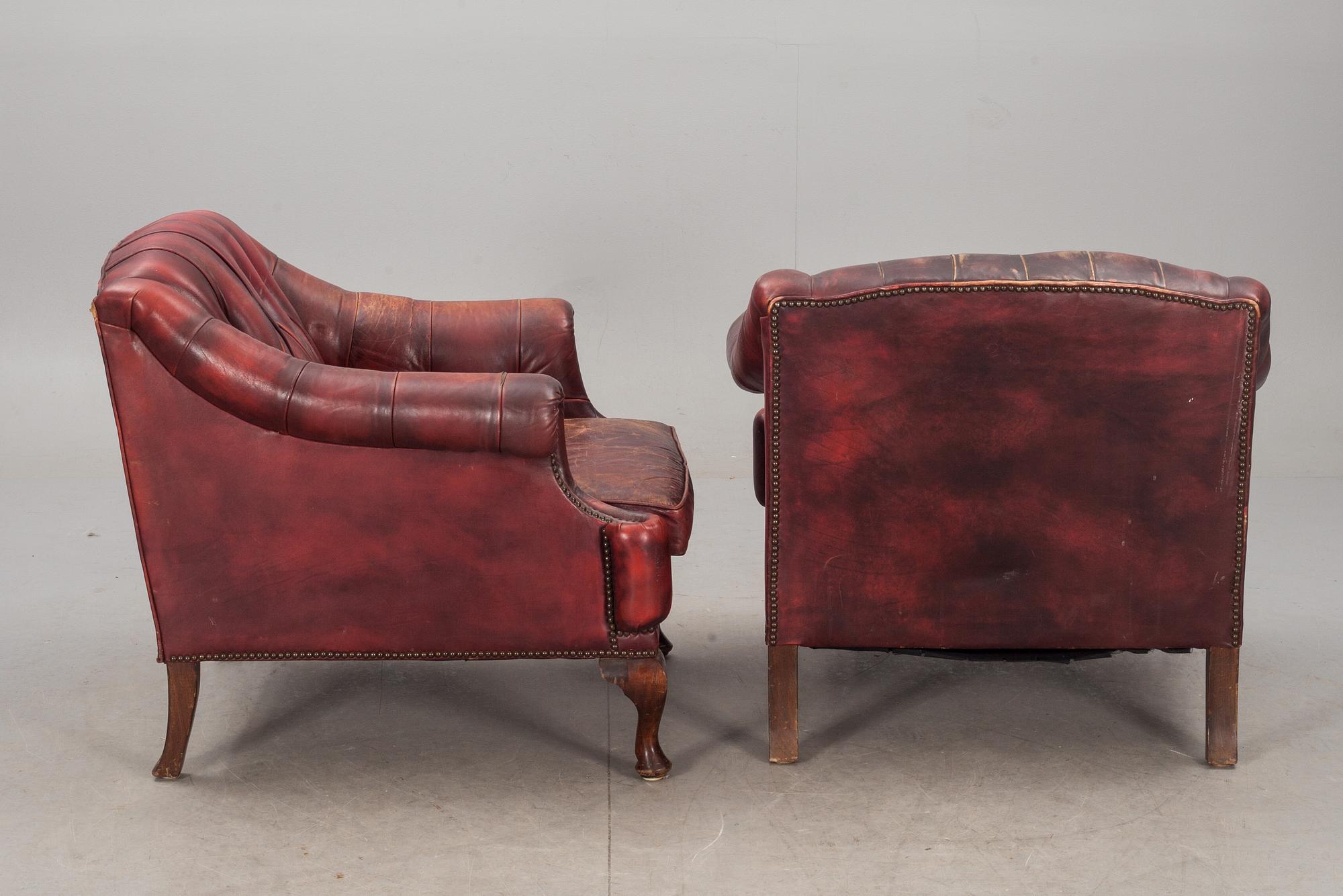 FÅTÖLJER, ett par. Chesterfield, 1900-tal.