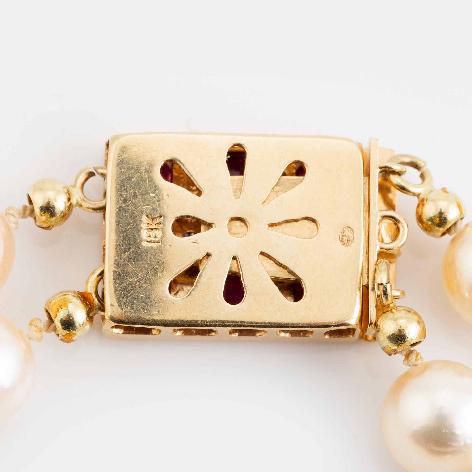 Cultured pearl bracelet, clasp 18K gold with rubies and eight cut diamonds.