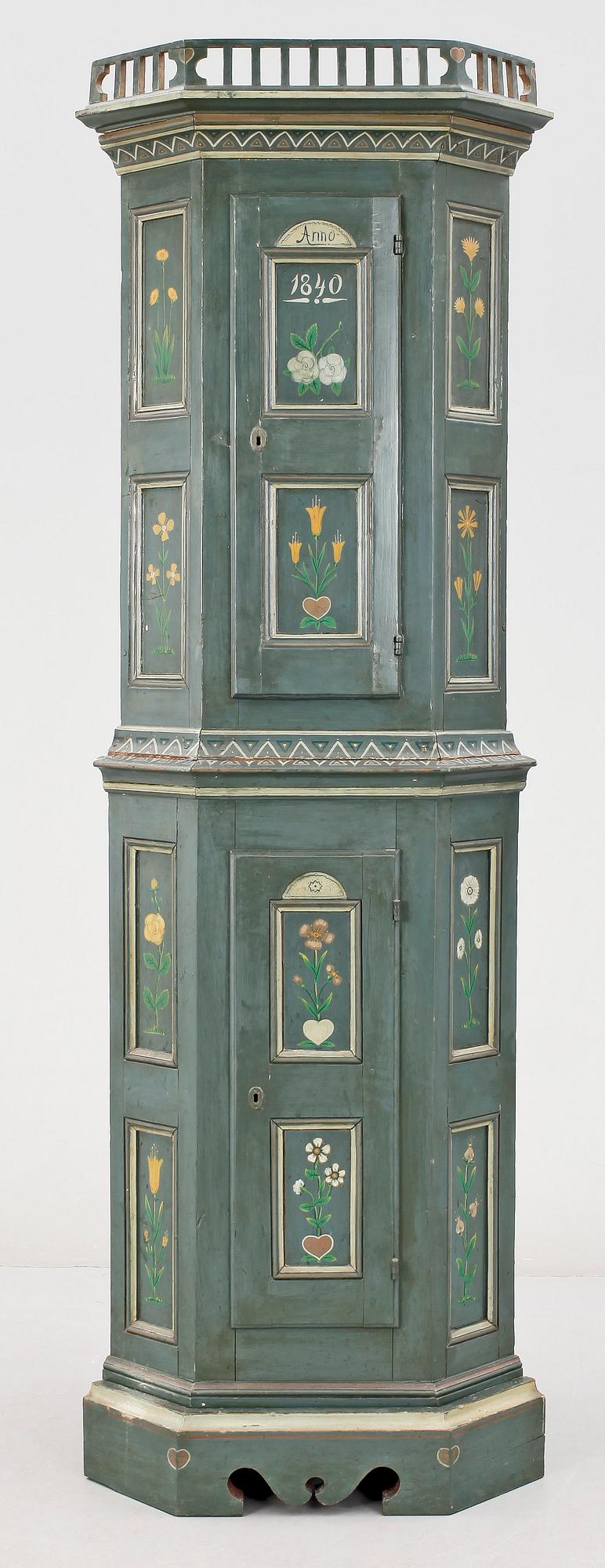 HÖRNSKÅP, allmoge, 1800-tal.