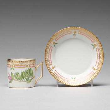 KAFFEKOPPAR med FAT, åtta stycken, porslin. "Flora Danica", Royal Copenhagen, Danmark.