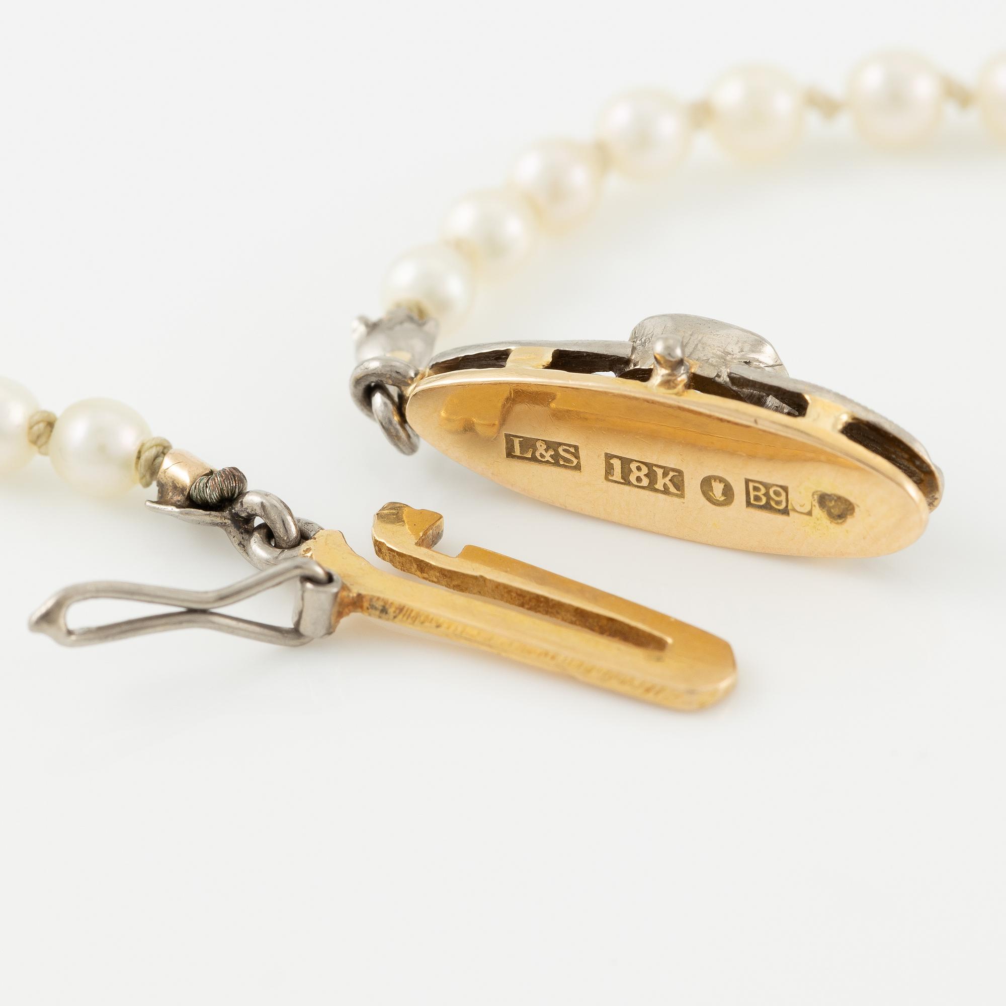 Necklace of cultured pearls with an old-cut diamond clasp in 18K gold.