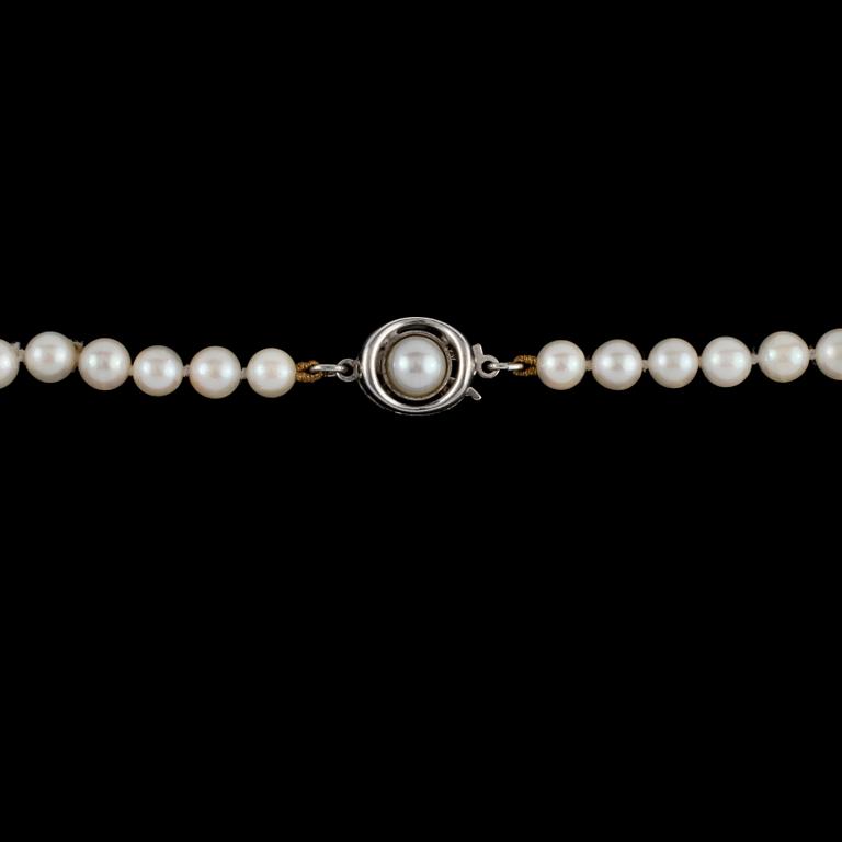 COLLIER, odlade pärlor med lås i sterling silver, utländsk stämpel JKa.