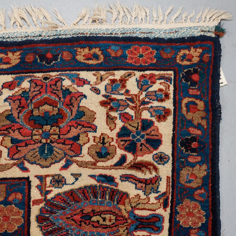 A CARPET, a semi-antique/old Lilihan probably, ca 470 x 343-349,5 cm (as well as 2-2,5 cm blue flat weave at the ends).