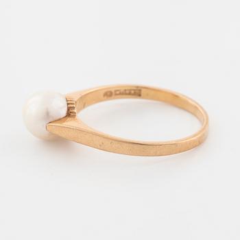 A cultured pearl ring by  Ceson, Göteborg, 1988.