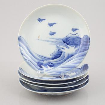 A set of five Japanese blue and white porcelain plates, late Meiji period, around 1900.