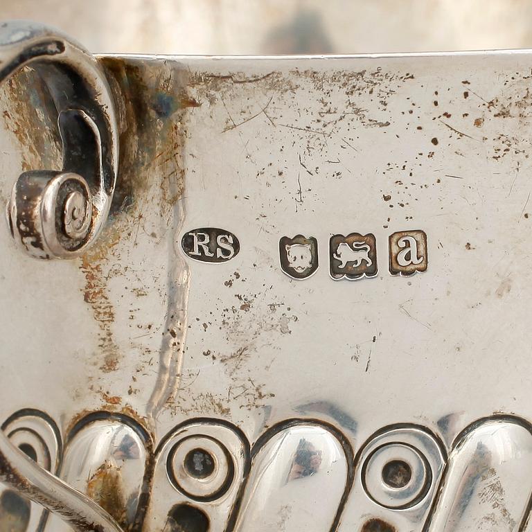 SKÅL med HÄNKLAR, silver, RS, London, 1896. Vikt ca 139g.