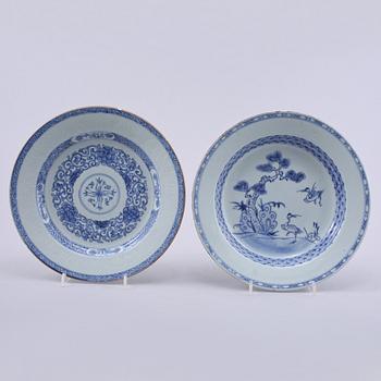 TALLRIKAR, 2 st, porslin, Kina, Qianlong, 1700-tal.