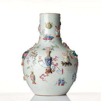Praktvas, porslin. Qingdynastin, 1800-tal.
