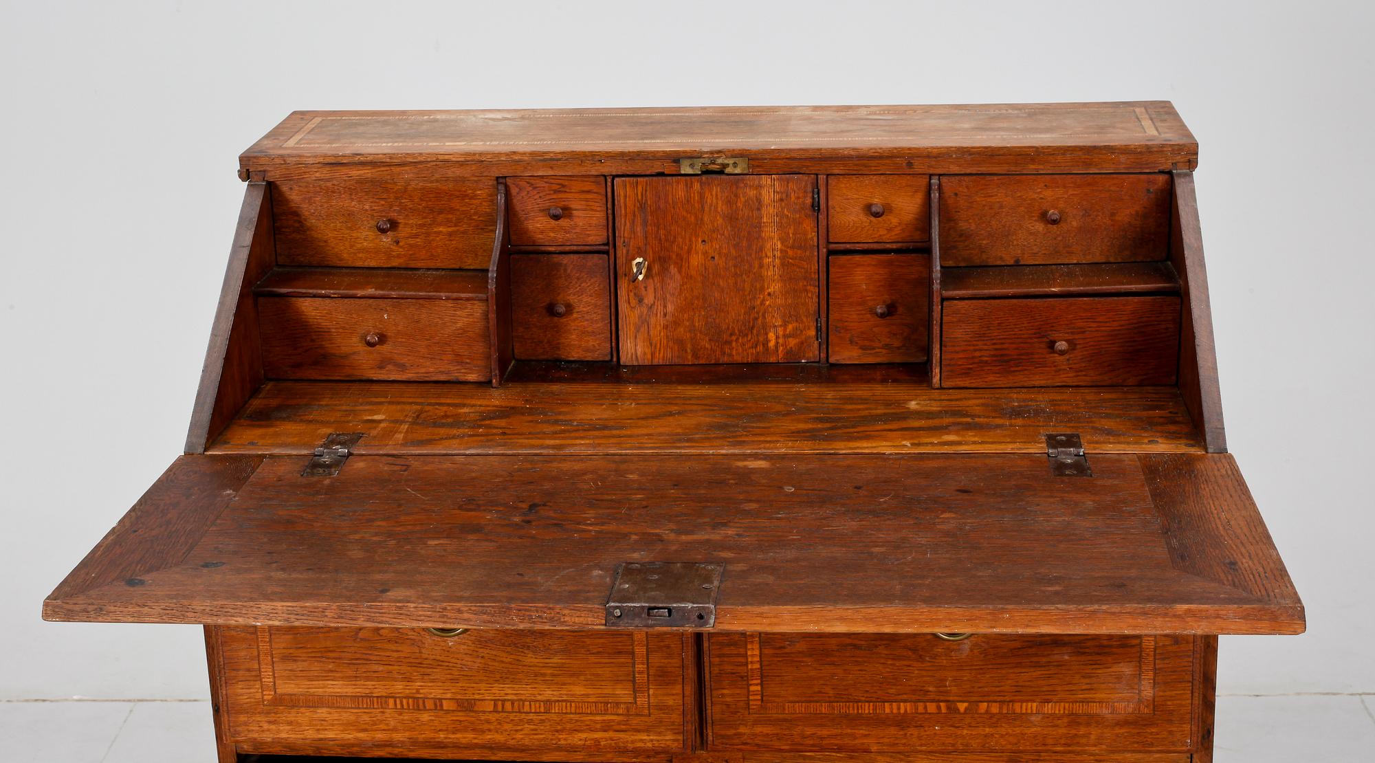 SEKRETÄR, med snedklaff, barock, tidigt 1700-tal.