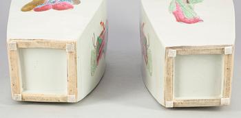 VASER, ett par, porslin, Kina, 1900-tal.