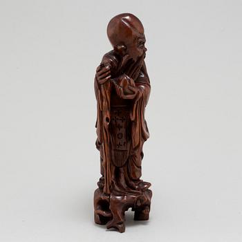 A 20TH CENTURY CHINESE CARVED WOOD FIGURE.