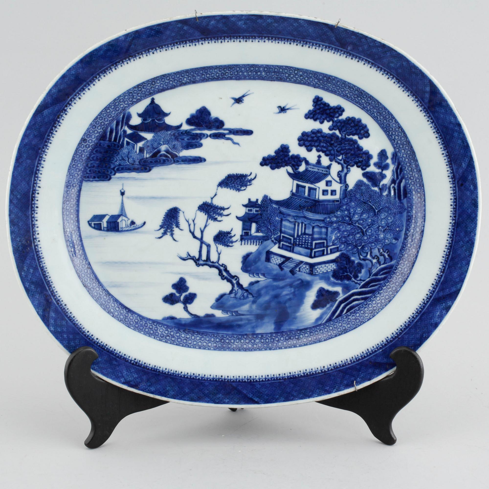 Three porcelain chinese serving dishes from the 18th and 19th century.